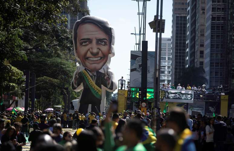 Manifestantes acompanham ato de apoio ao governo Bolsonaro na Avenida Paulista, em São Paulo, na tarde deste domingo (26)