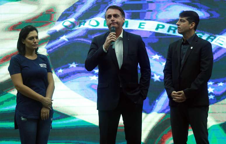 Presidente da República, Jair Bolsonaro, junto com a mulher Michelle Bolsonaro, participa de culto na Igreja Batista Atitude, na Barra da Tijuca, zona oeste do Rio, na manhã deste domingo (26)