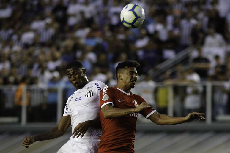 Em jogo pouco inspirado na Vila Belmiro, o Santos empatou com o Internacional em 0 a 0 