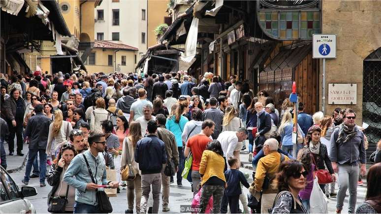 Um artista que visitava a Ponte Vecchio, em Florença, ficou convencido em poucos minutos de que estava sendo monitorado por companhias aéreas internacionais