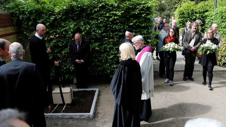 Enterro ocorreu em local próximo a um memorial às vitimas do nazismo