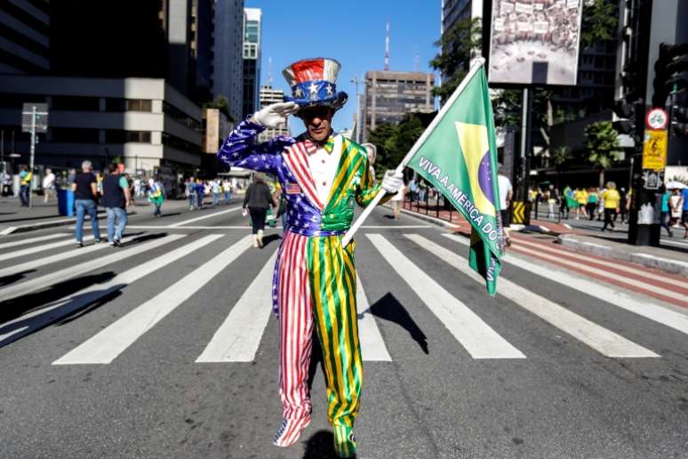 Na Avenida Paulista, manifestante vestiu um traje mesclando símbolos das bandeiras do Brasil e dos Estados Unidos