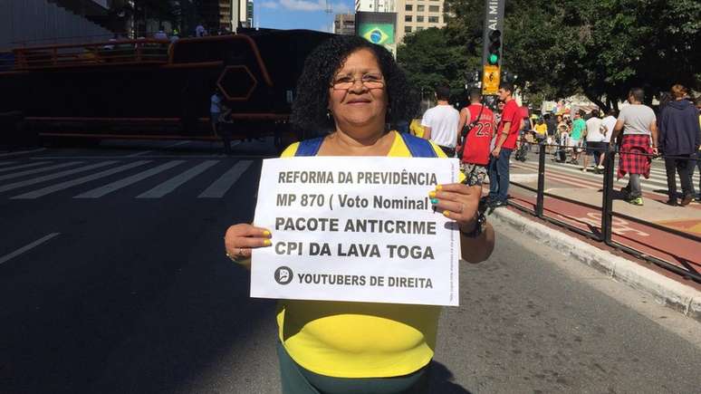 A ex-cobradora de ônibus Iracema de Moraes diz estar 'muito contente' com o governo Bolsonaro