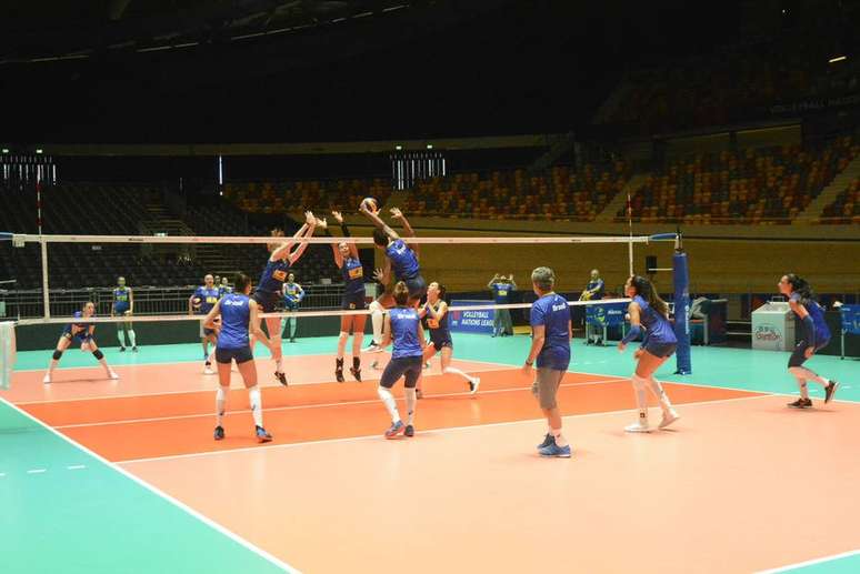 Seleção feminina durante treinamento na Holanda