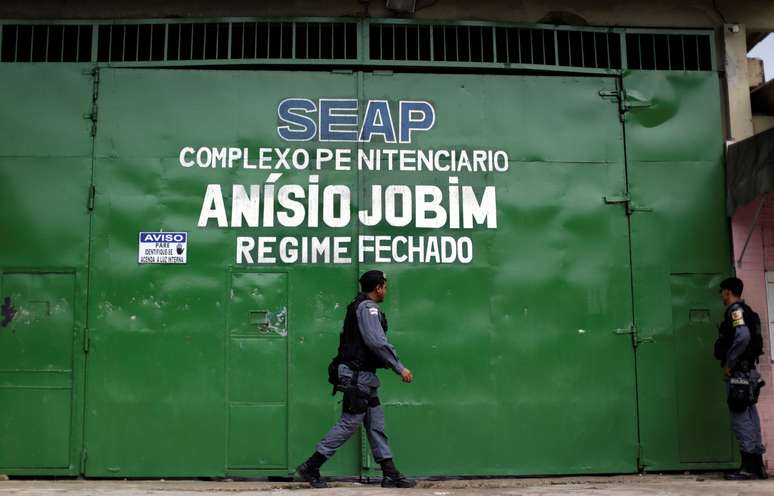 Policiais caminham em frente à entrada principal do Compaj em Manaus
03/01/2017
REUTERS/Ueslei Marcelino