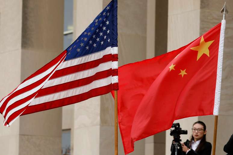 Bandeiras hasteadas dos Estados Unidos e da China
REUTERS/Yuri Gripas