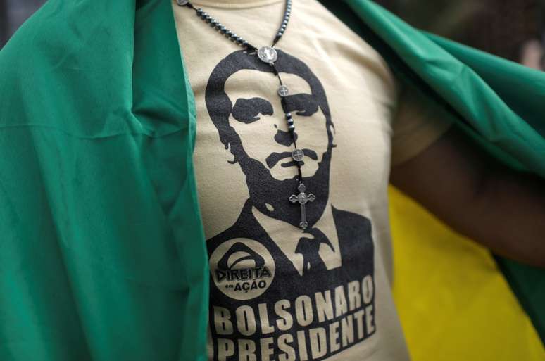 Manifestante usa camiseta em homenagem ao presidente Jair Bolsonaro durante manifestação na praia de Copacabana
26/05/2019 REUTERS/Ricardo Moraes 