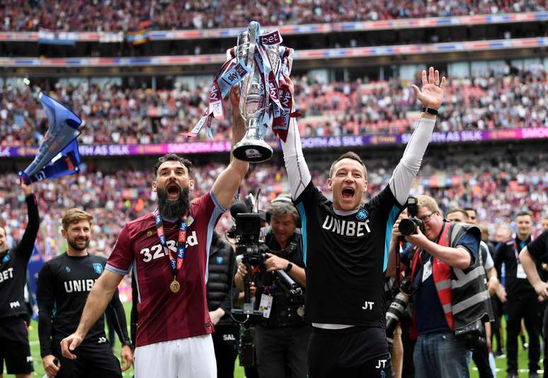 Jogador Mile Jedinak e assistente t&eacute;cnico John Terry comemoram vit&oacute;ria do Aston Villa sobre o Derby County
27/05/2019
Action Images via Reuters/Tony O'Brien