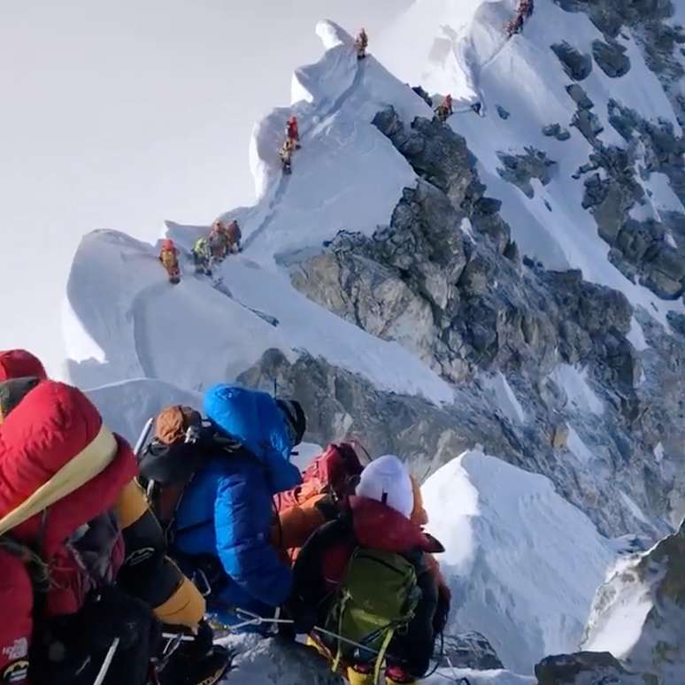 Alpinistas descem do cume do Everest ap&oacute;s escalada pelo lado nepal&ecirc;s em 23/05/209, em foto obtidada pelas redes sociais em 27/05/2019
CLIMBING THE SEVEN SUMMITS/@TENDIGUIDE/via REUTERS
