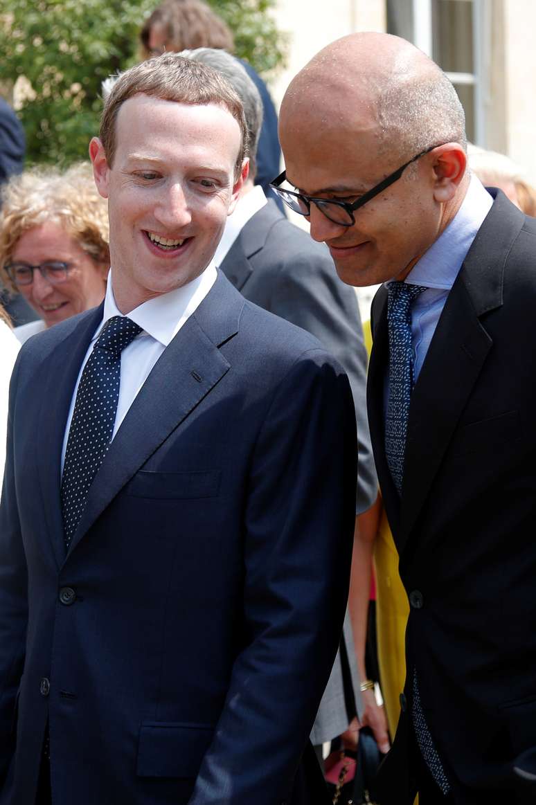 Presidente do Facebook, Mark Zuckerberg, e o presidente da Microsoft, Satya Nadella. 23/5/2018. REUTERS/Charles Platiau