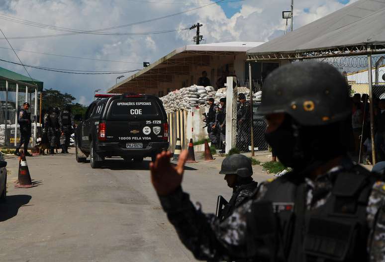 Policial controla acesso à entrada do Compaj, em Manaus