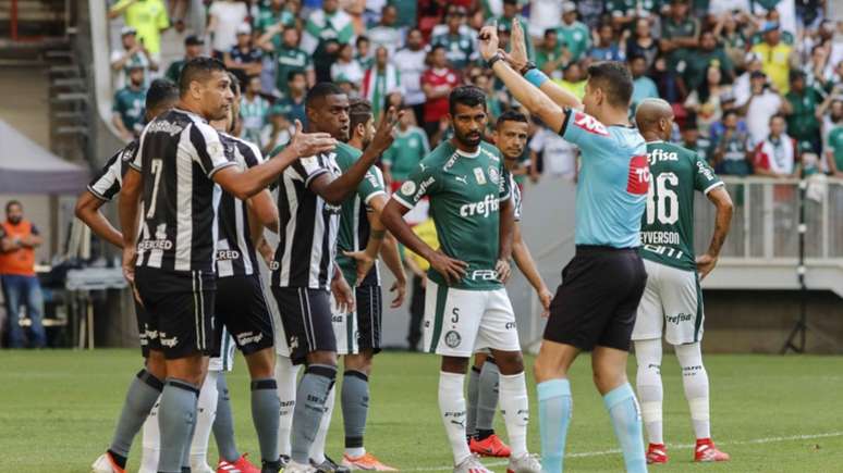 Cartões amarelos para o Botafogo e reclamações alvinegras marcara o confronto contra o Palmeiras Osvaldo Lima/Photo Premium/Lancepress!
