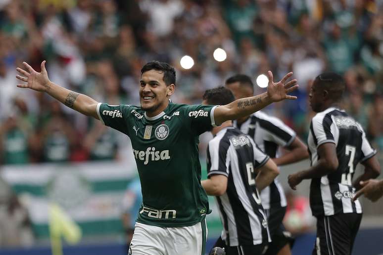 Gustavo Gómez comemora gol do Palmeiras contra o Botafogo em pênalti marcado pelo VAR