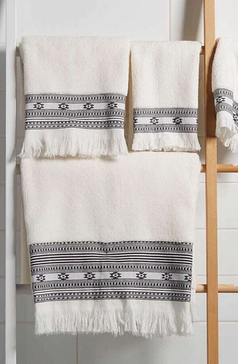 10. Que tal investir em um kit de toalhas bordadas para decorar o seu banheiro? – Foto: Mungo