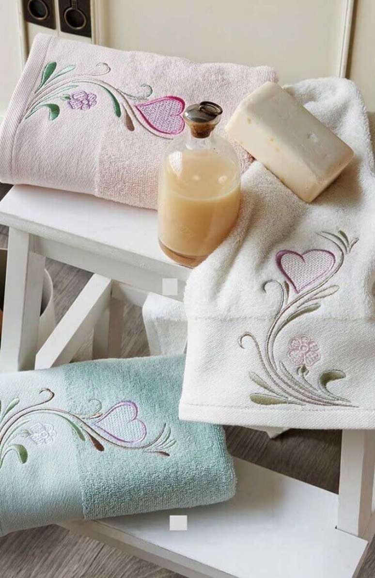 12. Invista em detalhes delicados para a estampa da sua toalha de banho bordada – Foto: Pinterest