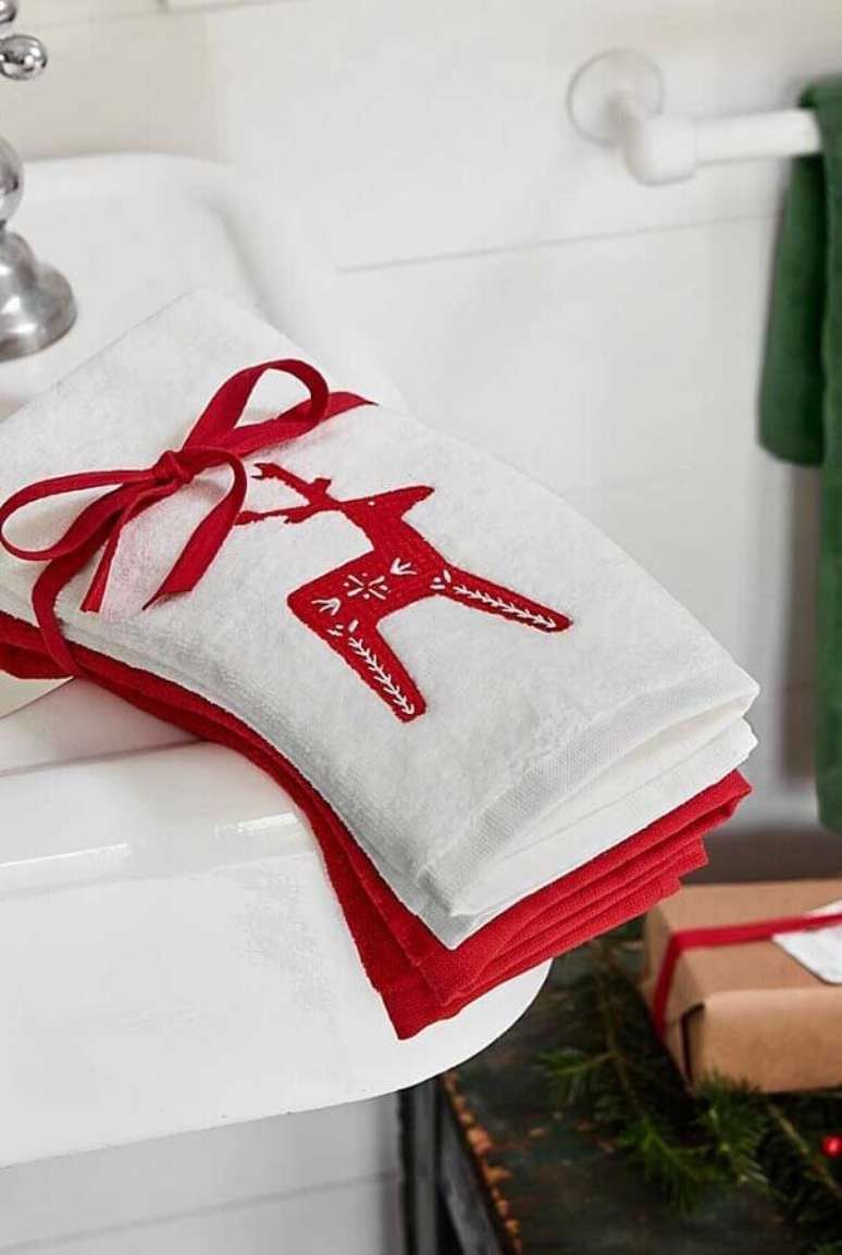 14. Bordados em toalhas podem seguir um estilo especifico de decoração – Foto: Etsy