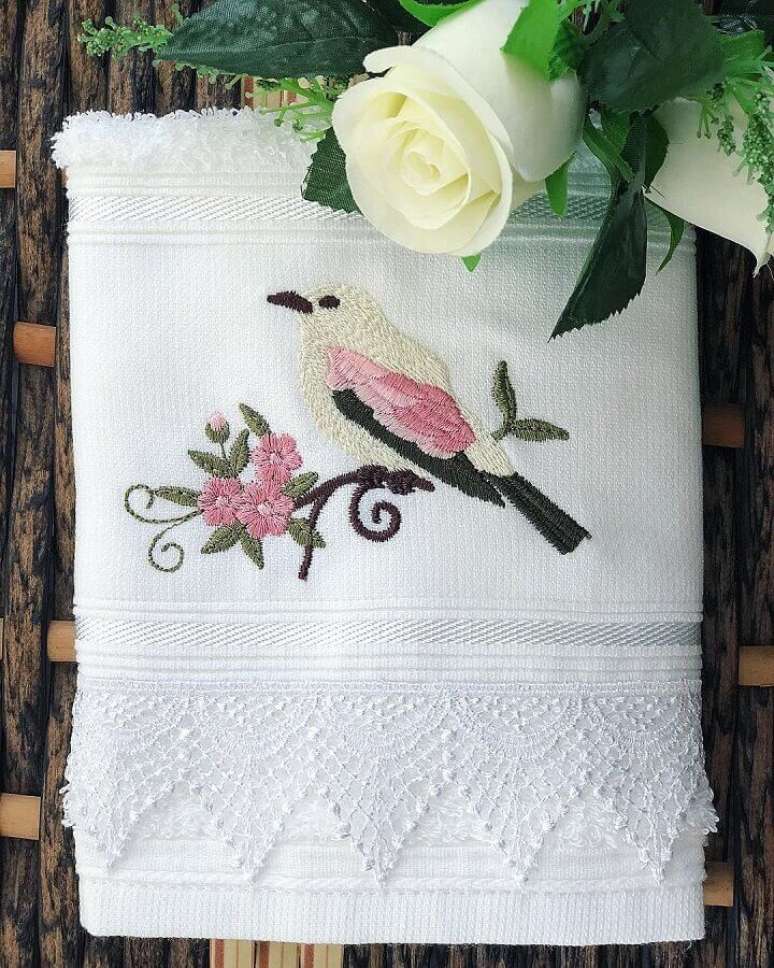 16. Delicada toalha bordada com desenho de pássaro – Foto: Ateliê Ana Mello