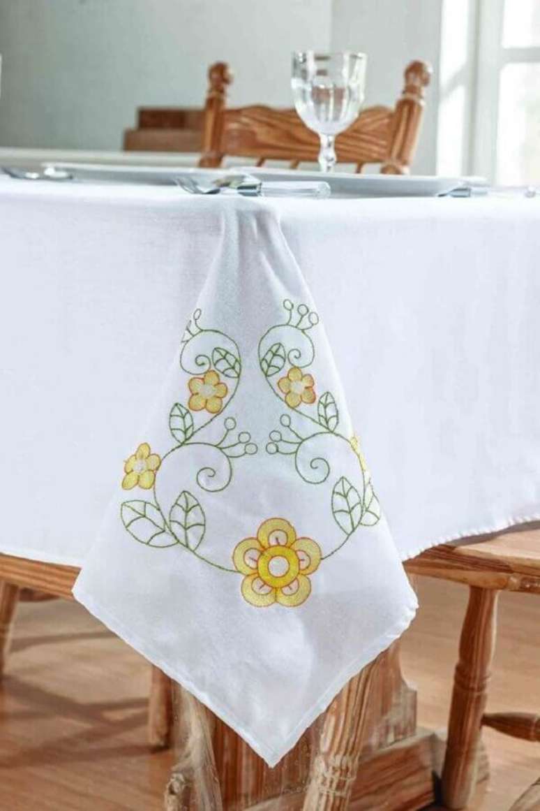 17. Delicada toalha de mesa bordada com flores – Foto: Pinterest