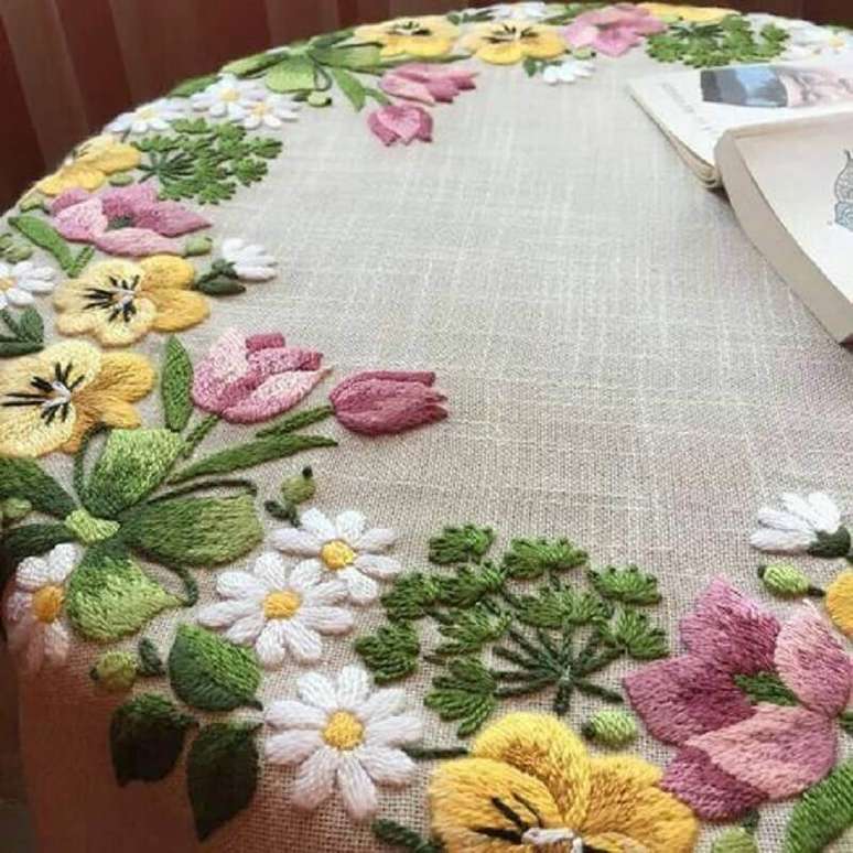 6. Delicada toalha de mesa bordada com flores – Foto: Pinterest