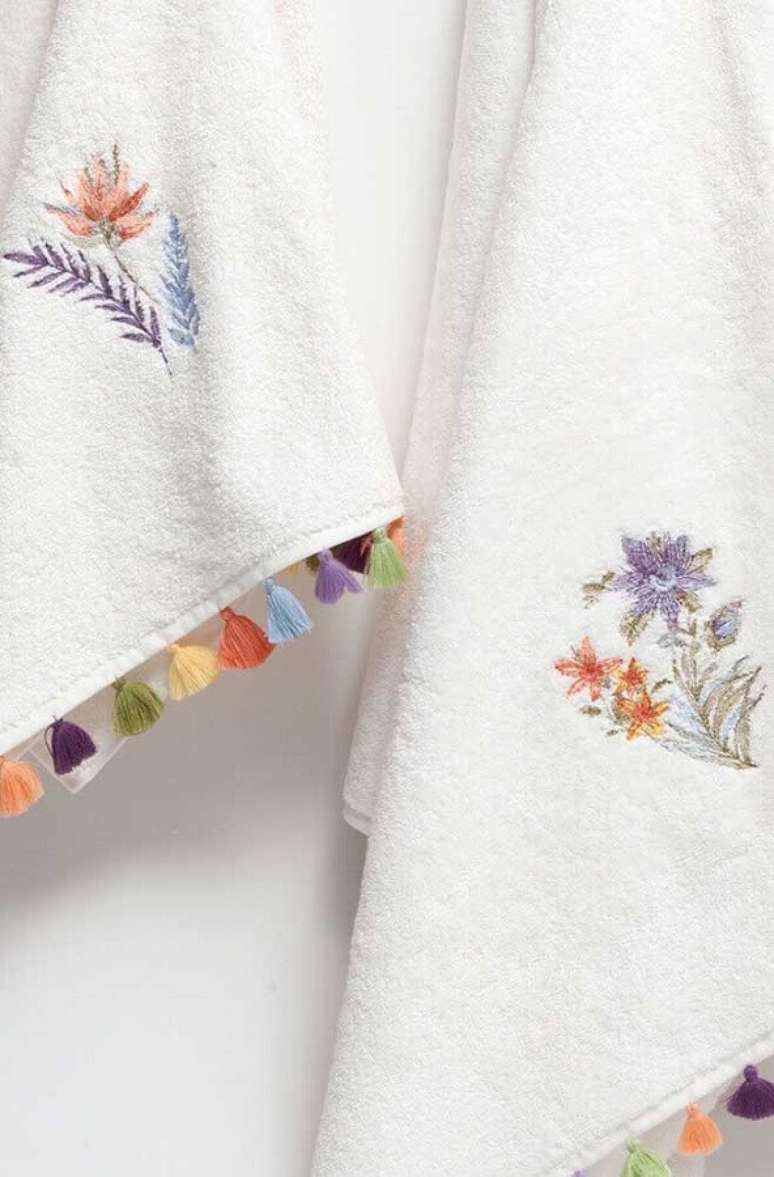 18. Aqui os bordados em toalhas de banho combinaram com o delicado acabamento na barra – Foto: Pinosy