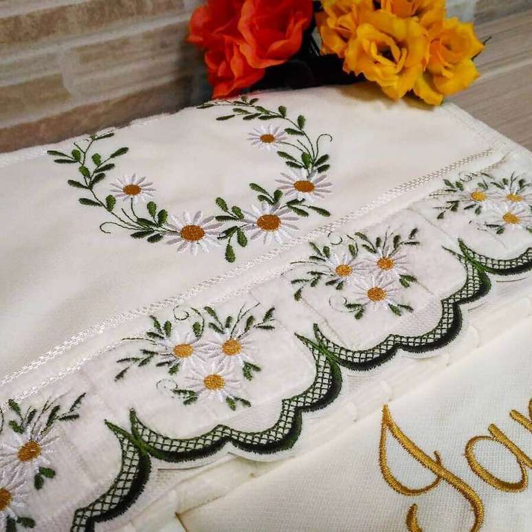 19. Delicados bordados em toalhas com estampa de flores – Foto: Ateliê Divino Bordado