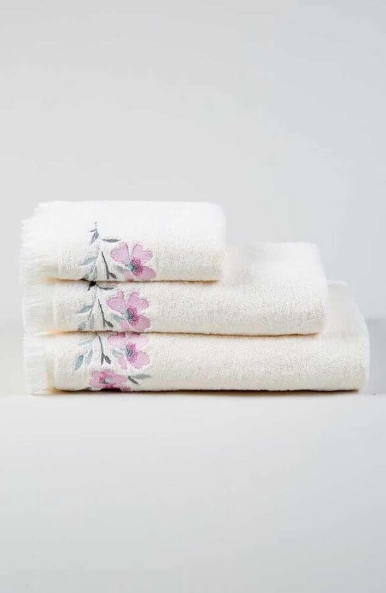21. Jogo de toalhas bordadas com flores – Foto: Mungo
