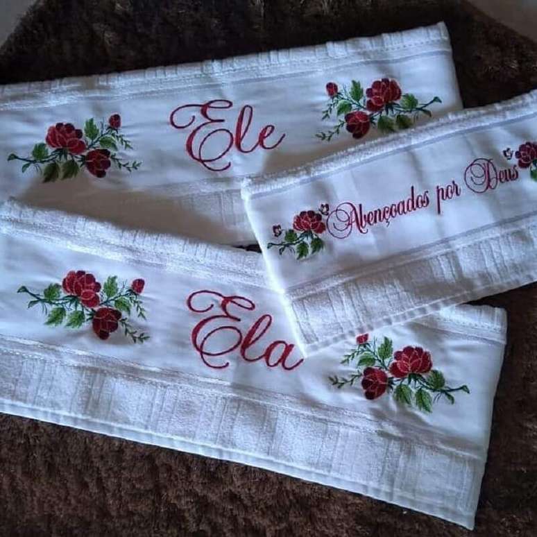 22. Invista em um lindo jogo de toalhas bordadas como presente de casamento – Foto: Shirley Modas Anicuns