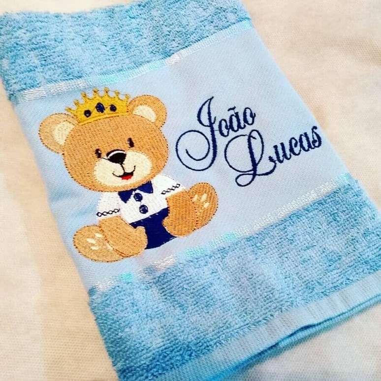 28. Modelo infantil de toalha bordada com nome e desenho de ursinho – Foto: Sidnelma Marques Arte em Tecido