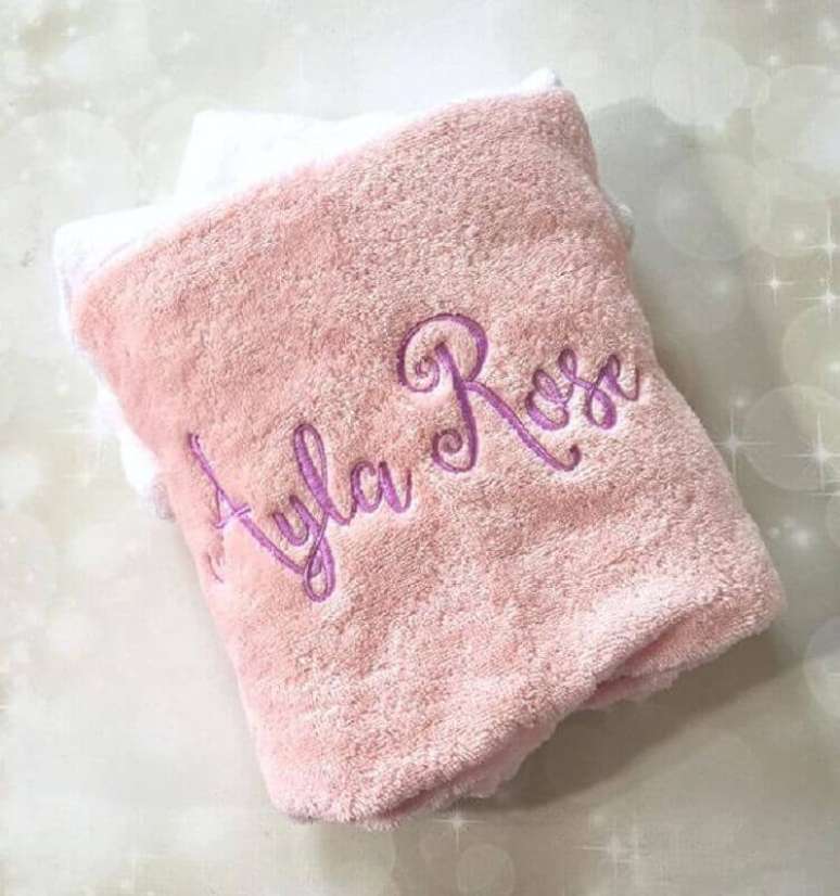 29. Modelo simples de toalha bordada com nome – Foto: Etsy