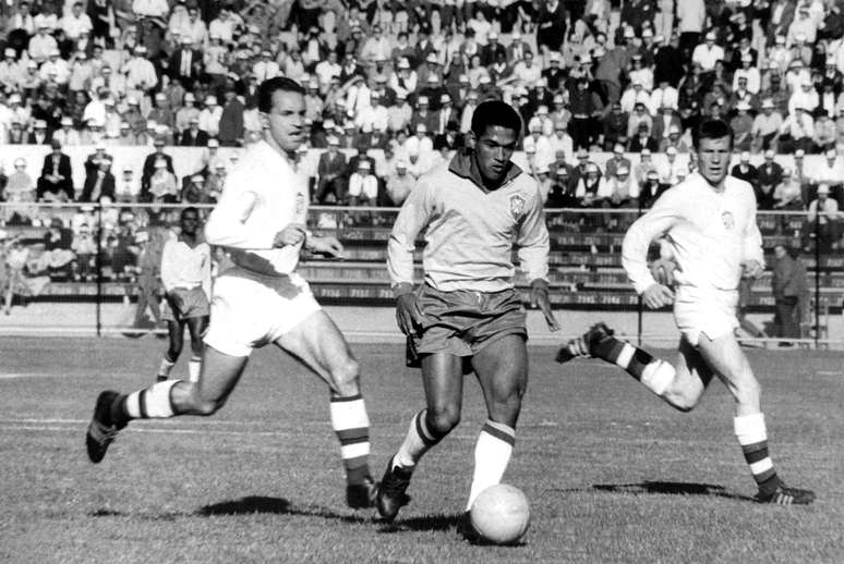 Garrincha en el campo para el equipo brasileño en la Copa Mundial de 1962 en Chile