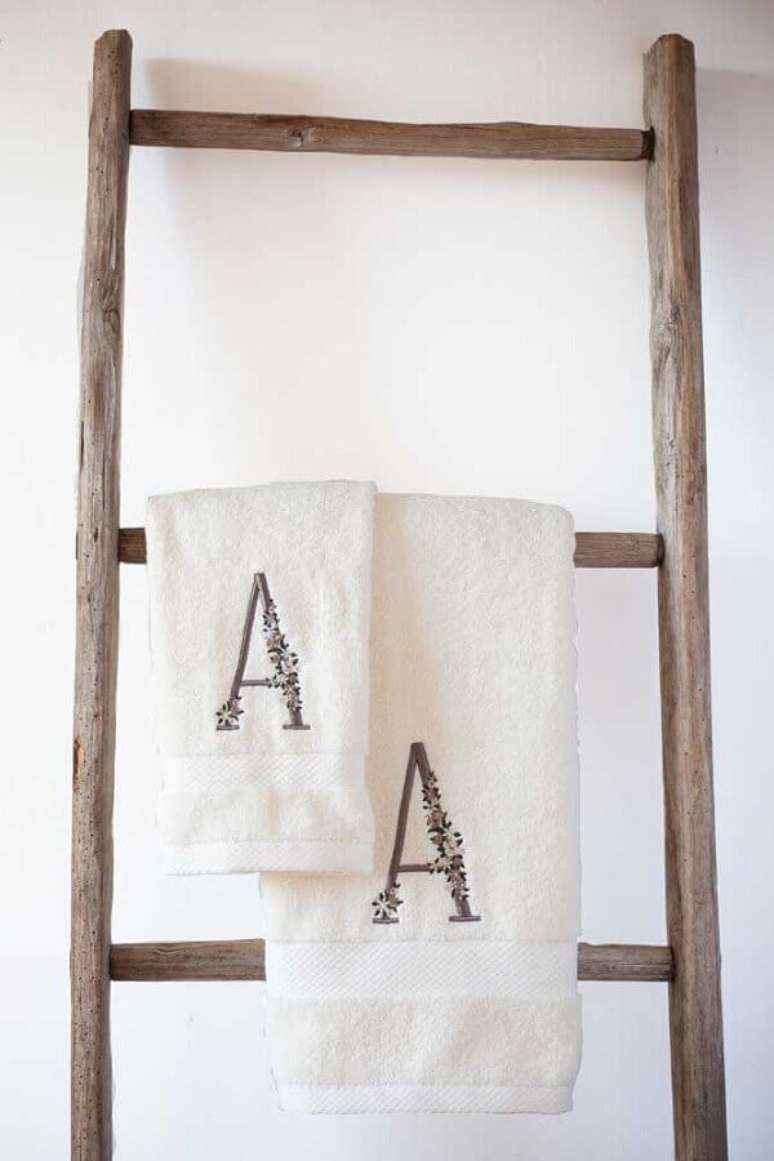 30. Modelo de toalha bordada com letra – Foto: Etsy