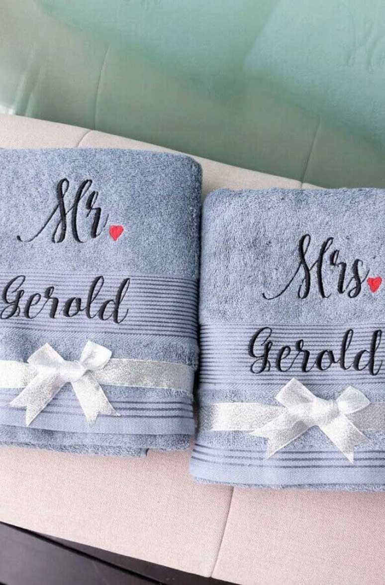 40. Modelo de toalhas bordadas com nome de casal para presente de casamento – Foto: Etsy