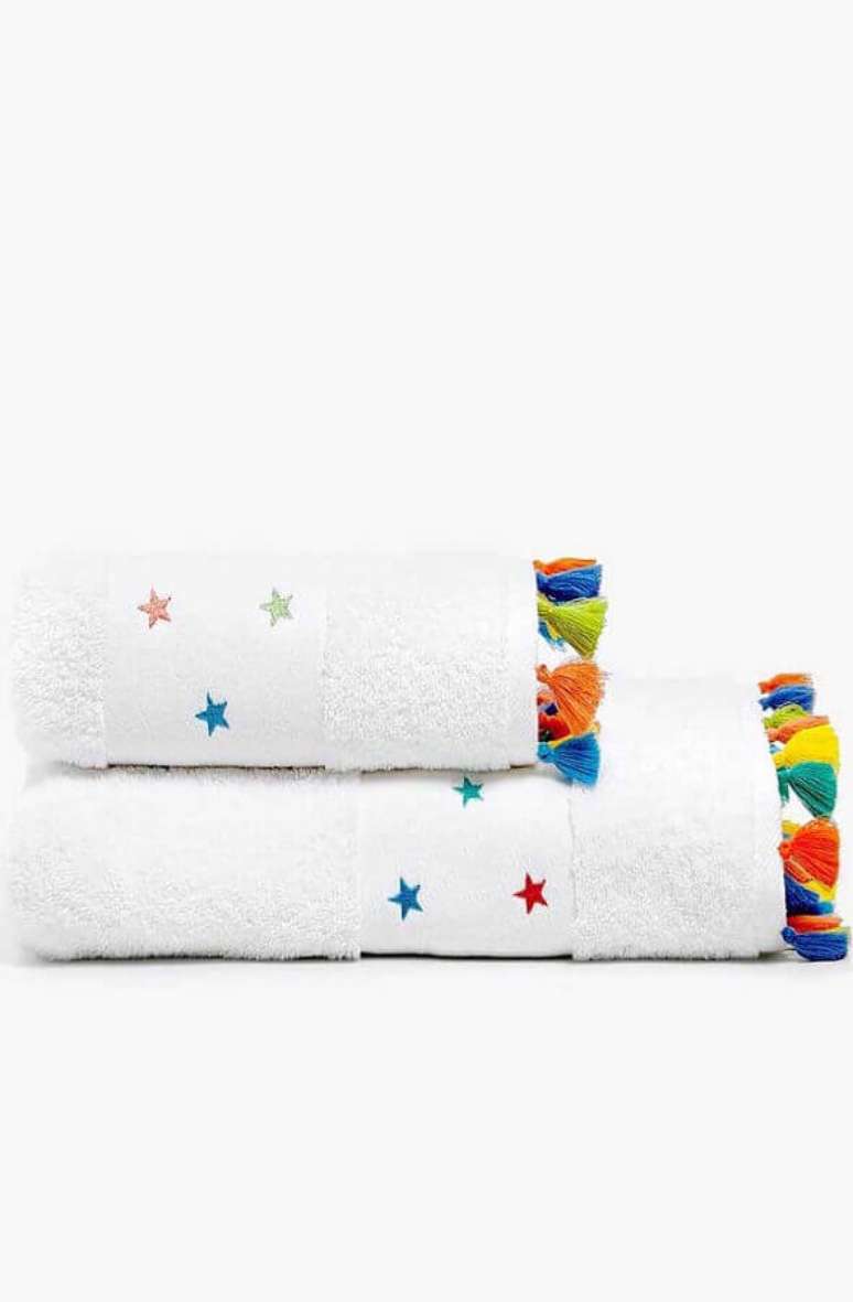 1. Delicada toalha de banho bordada com estrelinhas coloridas – Foto: Etsy