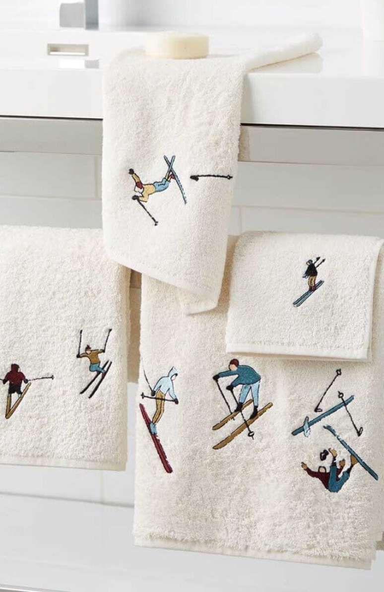 45. Esse conjunto de toalhas bordadas com homenzinhos esquiando ficou super divertida – Foto: Pinterest