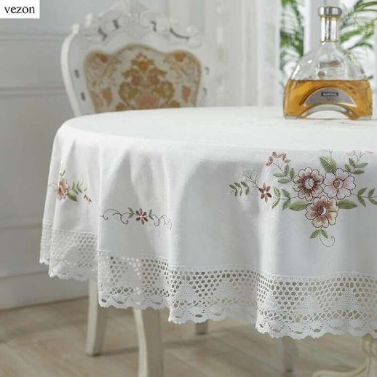 47. Decoração com toalha de mesa bordada e com barra de crochê – Foto: AliExpress