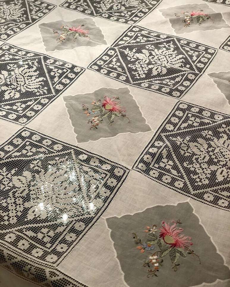 48. Modelo super delicado de toalha de mesa bordada – Foto: Toalhas Antigas