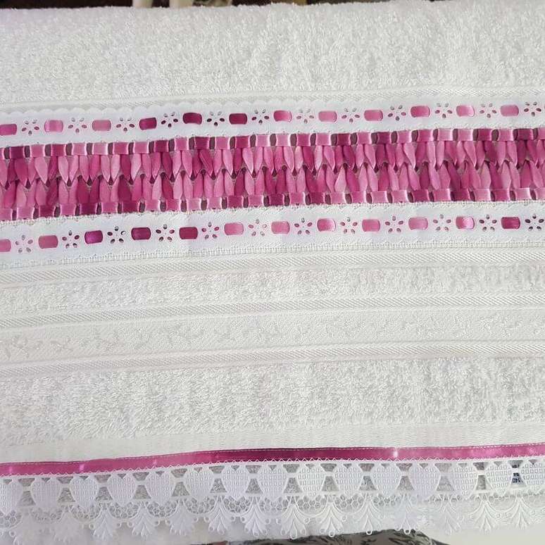 56. Modelo de toalhas bordadas com fitas rosa – Foto: Maravilhas