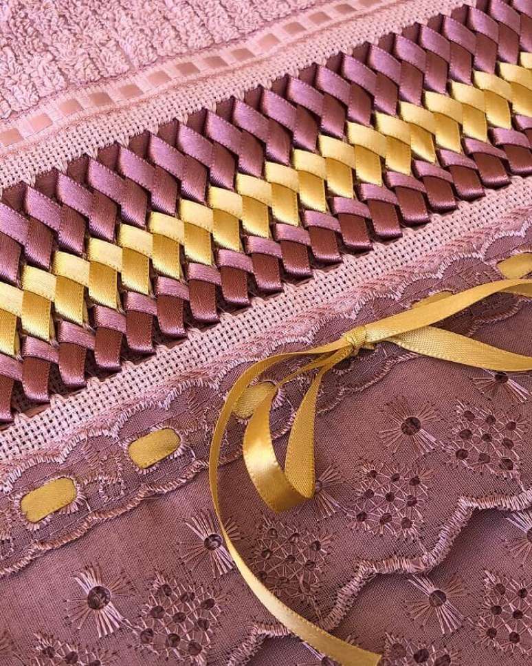 4. Toalhas bordadas com fitas são super delicadas e podem ser elaboradas de várias formas – Foto: Talheres Bordados e Presentes