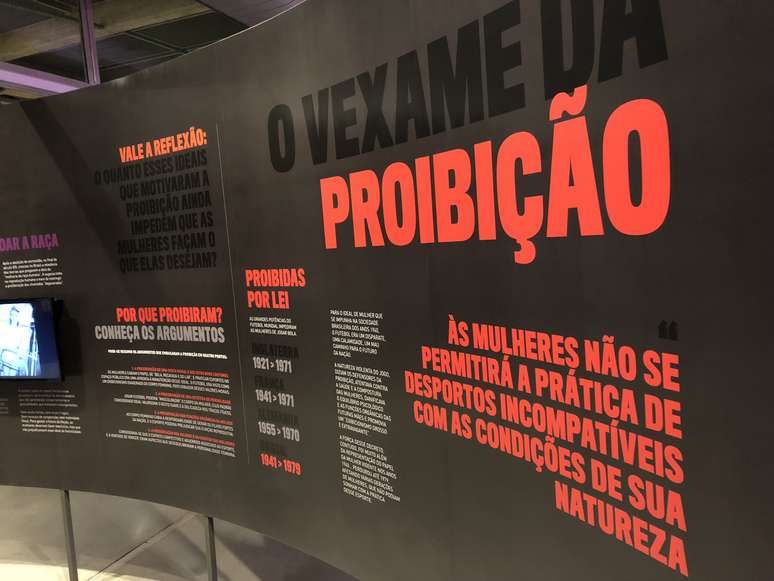 Cartaz explica parte da história do futebol feminino no Brasil