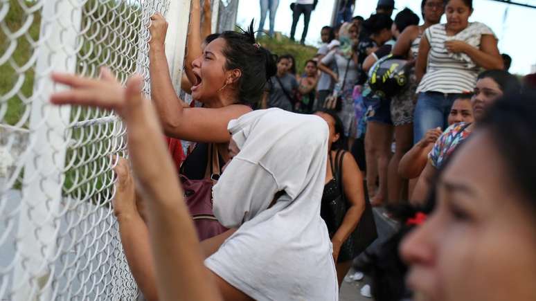 Mulheres em frente a presídio onde houve massacre de 55 presos em Manaus, entre domingo e segunda-feira
