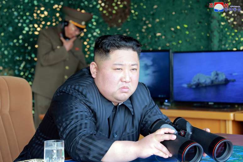 Líder da Coreia do Norte, Kim Jong Un, supervisiona exercício militar com lançamento de mísseis, em foto divulgada pela KCNA em 4 de maio
KCNA via REUTERS