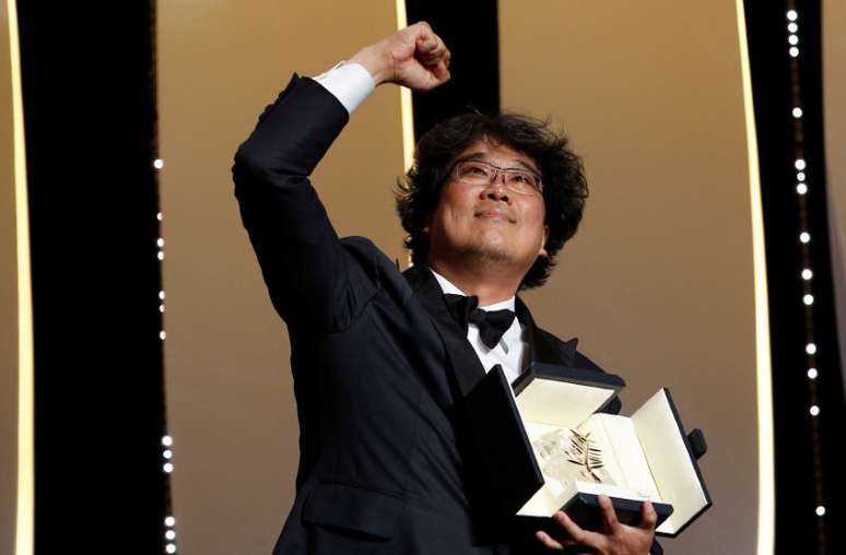 O diretor sul-coreano Bong Joon-ho ao receber a Palma de Ouro por seu filme "Parasite" no Festival de Cannes
25/03/2019
REUTERS/Stephane Mahe    