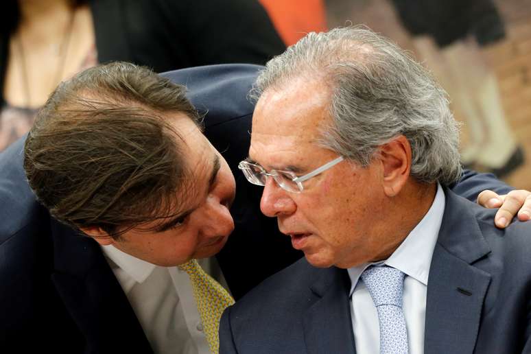Presidente da Câmara, Rodrigo Maia, conversa com ministro da Economia, Paulo Guedes
08/05/2019
REUTERS/Adriano Machado