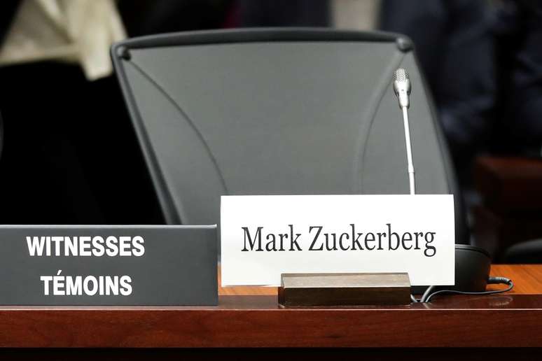 Cadeira vazia com o nome do CEO do Facebook, Mark Zuckerberg, durante painel sobre privacidade e democracia no Parliamento de Ontario, Canad&aacute;. 28/5/2019. REUTERS/Chris Wattie 