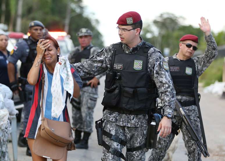 Parente de um preso se emociona diante de um complexo penitenciário em Manaus
27/05/2019
REUTERS/Bruno Kelly