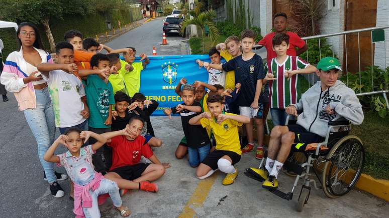Dezenove crianças foram a Granja Comary para ver o treino da Seleção mas não puderam entrar.