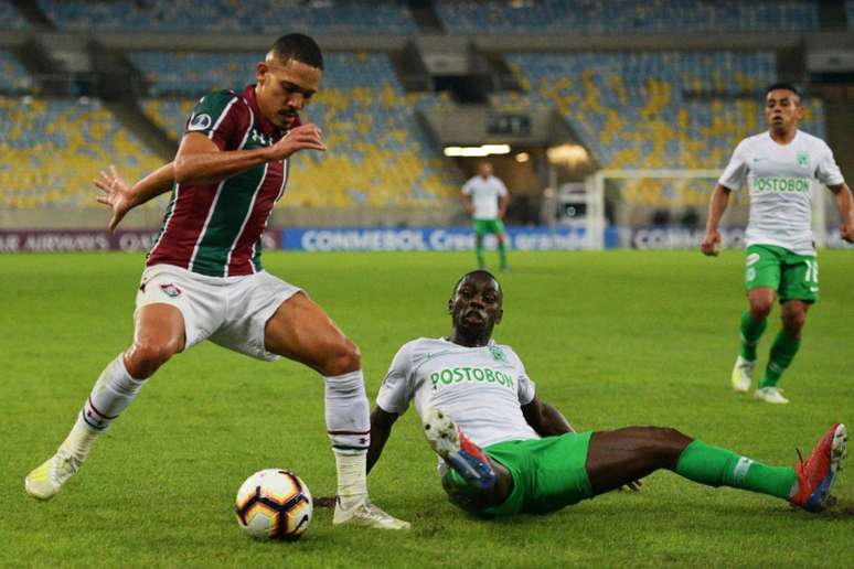 Apesar da vitória do Fluminense, Gilberto teve dificuldades na marcação (Foto: AFP)