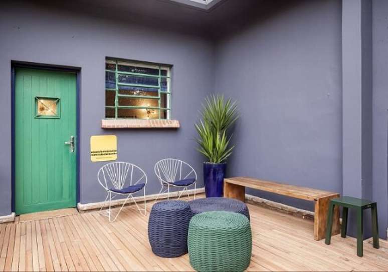 27. Como cores frias, o verde e o azul s&atilde;o cores que remetem ao conforto. Projeto de AMC Arquitetura