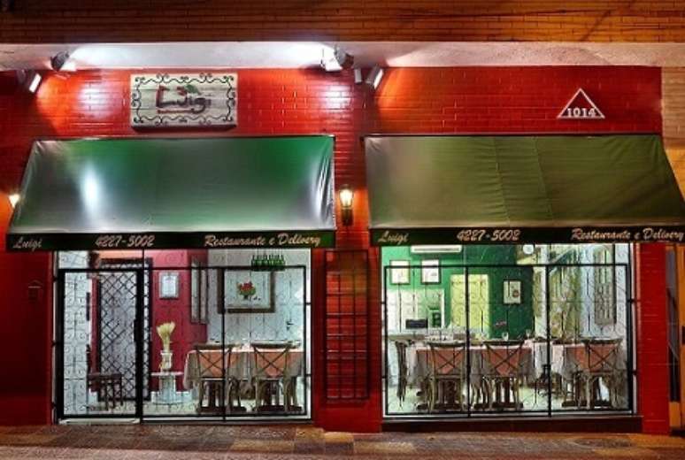 15. Combinação de cores complementares vermelho e verde na fachada de um restaurante italiano. Projeto de Jordana Gabrielli