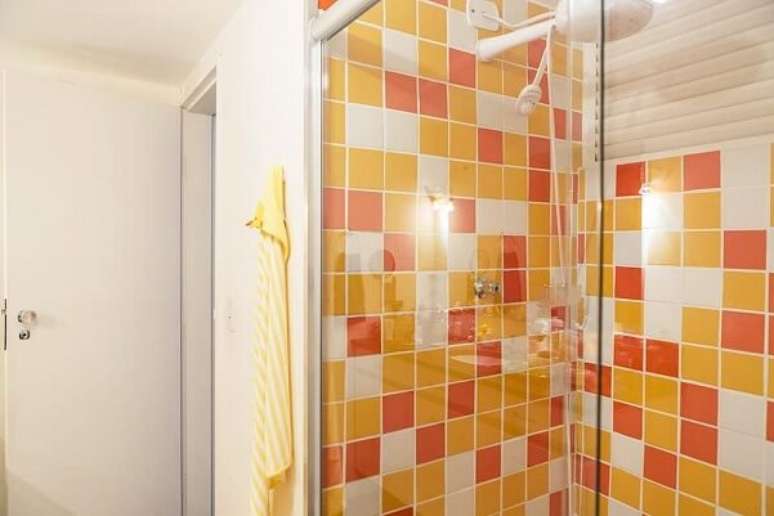 21. Combinação de laranja e amarelo no banheiro. Projeto de Casa Aberta